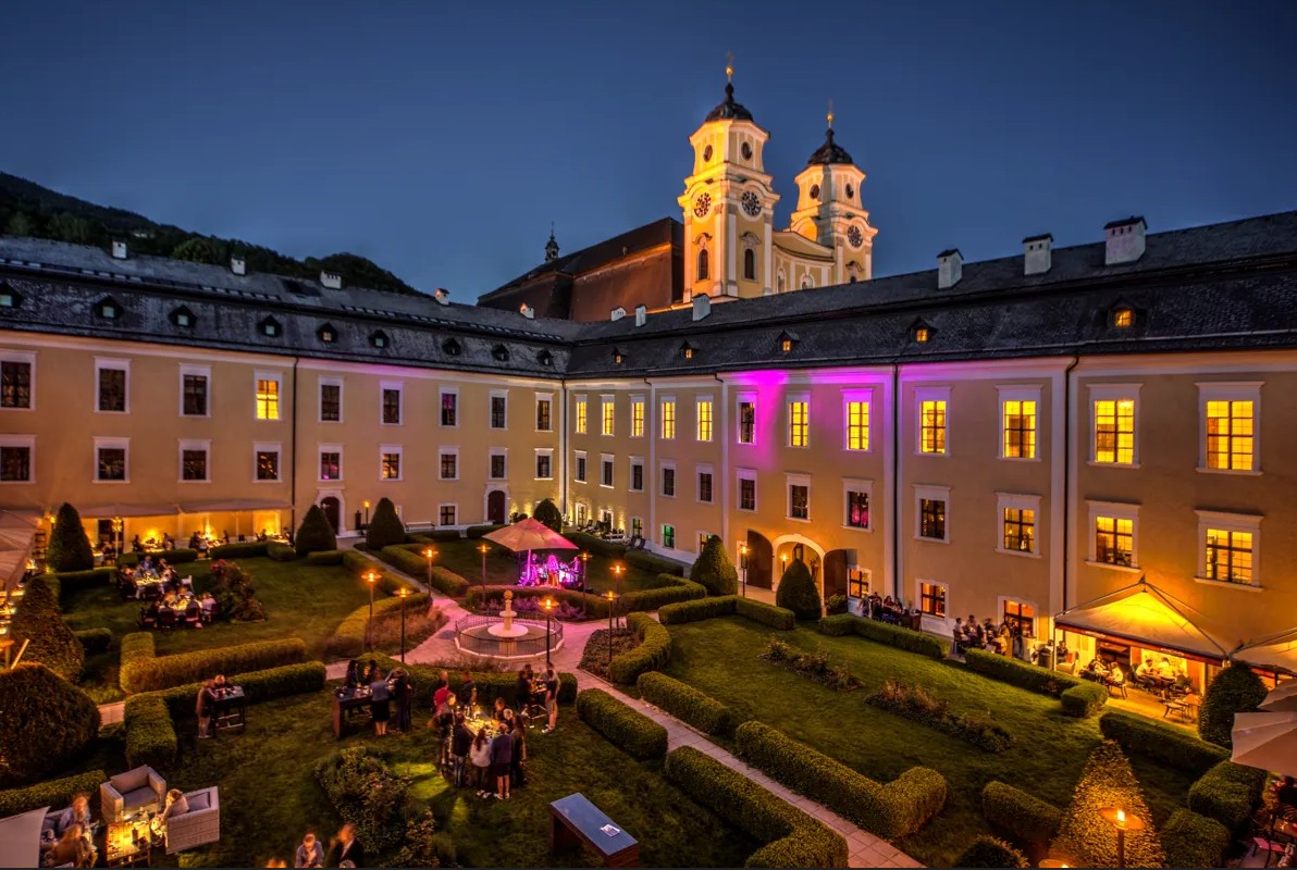 Textbilder - Schloss Mondsee Abend_c Schlosshotel Mondsee